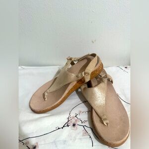 Vionic Kirra II Toe Post Sling Back Gold Leather Sandal Women's size 8